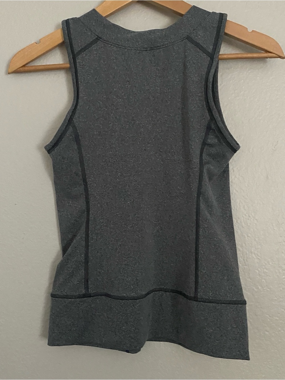 Arc’teryx Tank Top Women’s XS Gray V-Neck Hiking Running Workout Athletic - Picture 2 of 5